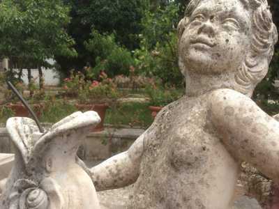 Il putto della fontana monumentale di villa Larocca